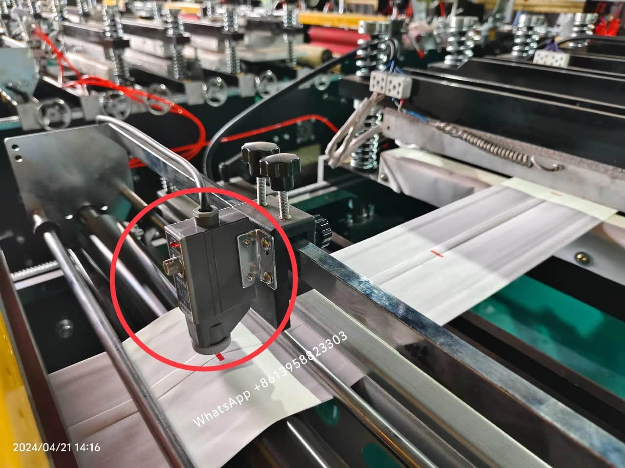 식품 포장 백, 커피 백 등을 라미네이션 방식으로 제조하는 중앙 밀봉 파우치 백 제조기 MJ-350-B