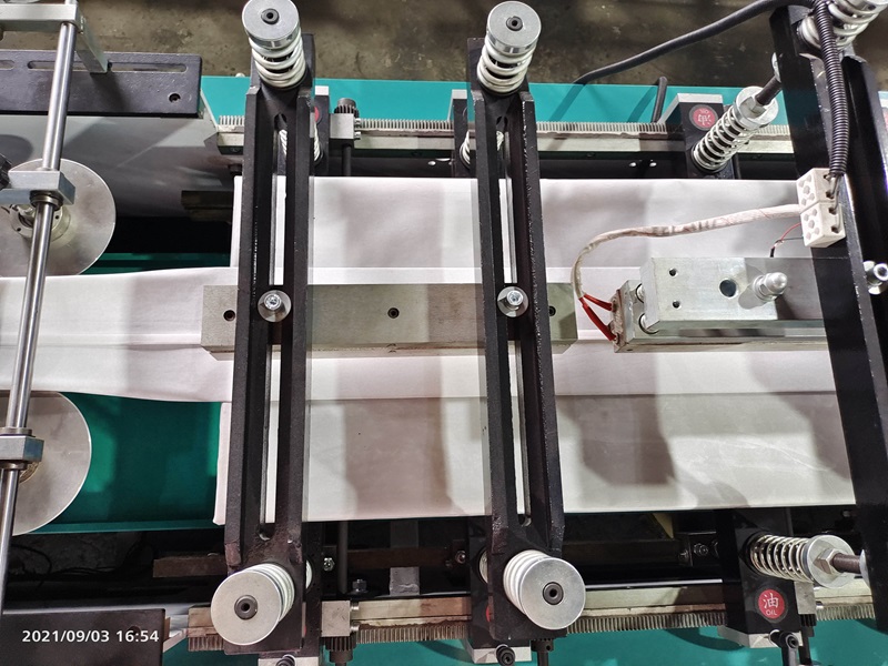 라미네이트 필름을 사용하는 센터 씰 파우치 제조기 - 더블 서보 MJ-350A (쉬안하이 제조사)