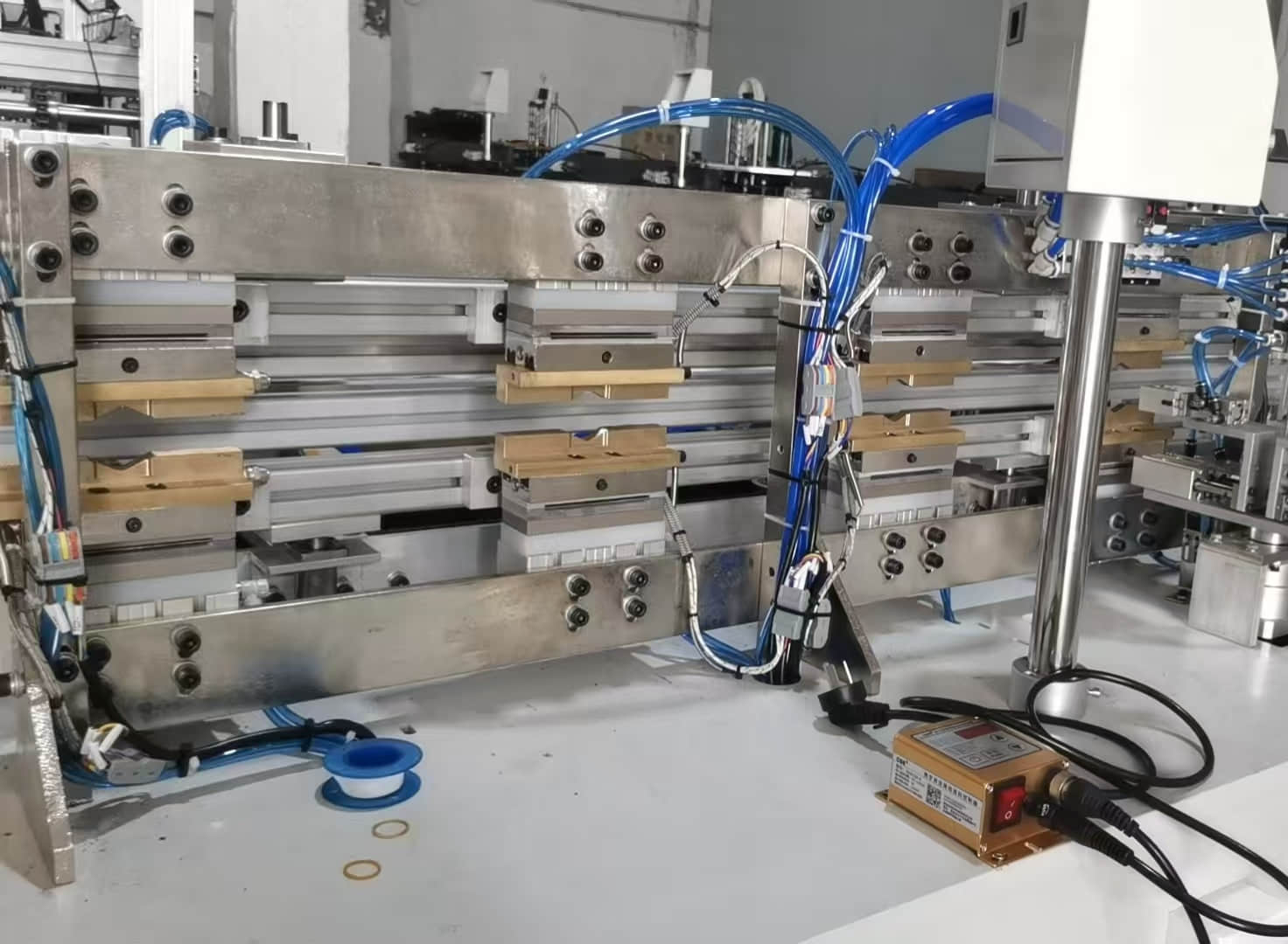 스탠드업 파우치 및 스파우트 패키지용 자동 스파우트 삽입 및 밀봉 용접기 스탠드업 파우치 및 스파우트 패키지용 자동 스파우트 삽입 및 밀봉 용접기