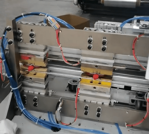 스탠드업 파우치 및 스파우트 패키지용 자동 스파우트 삽입 및 밀봉 용접기 스탠드업 파우치 및 스파우트 패키지용 자동 스파우트 삽입 및 밀봉 용접기