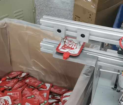 스탠드업 파우치 및 스파우트 패키지용 자동 스파우트 삽입 및 밀봉 용접기 스탠드업 파우치 및 스파우트 패키지용 자동 스파우트 삽입 및 밀봉 용접기