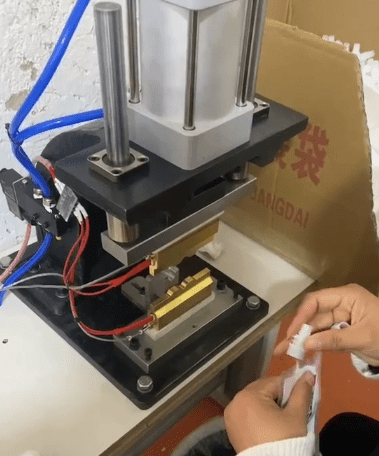 자동 스파우트 삽입기 – 스파우트 파우치 포장을 위한 고효율 솔루션